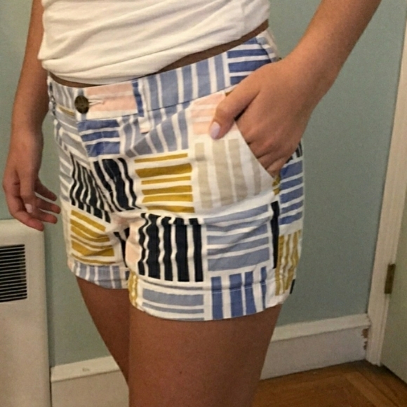 Old Navy Colorful Block Pattern Shorts Flat Front Chino Women's 6 Geometric EUC - Picture 2 of 8